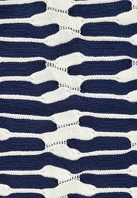 Gestrickter Stoff mit abwechselnd navyblauen und weißen wellenförmigen Mustern. Enthält strukturierte, erhabene Stiche, die einen visuellen Kontrast und Tiefe erzeugen.