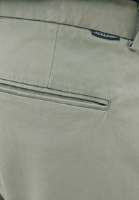 Jack & Jones JPSTKANE BARRET - Pantalones - mulled basil