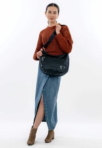 Borsa a spalla nera in nylon con tasca con zip, caratterizzata da una texture in rete e una tracolla regolabile per il massimo comfort. Logo visibile sul davanti.