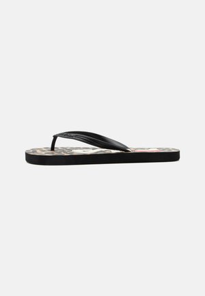 Schwarze Flip-Flop-Sandale mit Leopardenmuster auf der Sohle und dünnen schwarzen Riemen, seitlich auf weißem Hintergrund gezeigt.