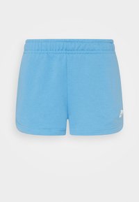 Světle modré sportovní šortky vyrobené z jemného materiálu, s elastickým pasem a bílým logem na spodní pravé straně.