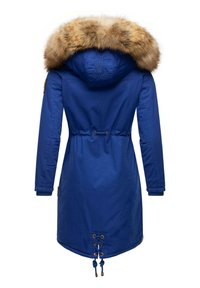 Blå parkas med fuskpäls i huvan, elastisk midja och dragsko stängning. Har ribbstickade mudd och snörningsdetalj i fållen.