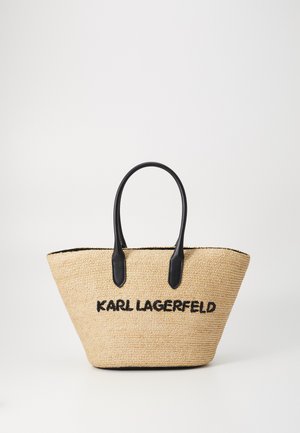 Vävd halm tote-väska med svarta läderhandtag och broderad text "KARL LAGERFELD". Naturlig färg med en strukturerad, avsmalnande form.