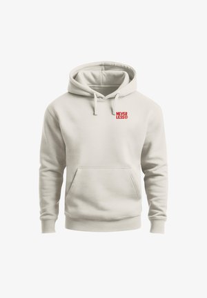 Hellbeiger Kapuzenpullover mit Fronttasche und rotem Text "NEVER LESS®" auf der linken Brustseite.