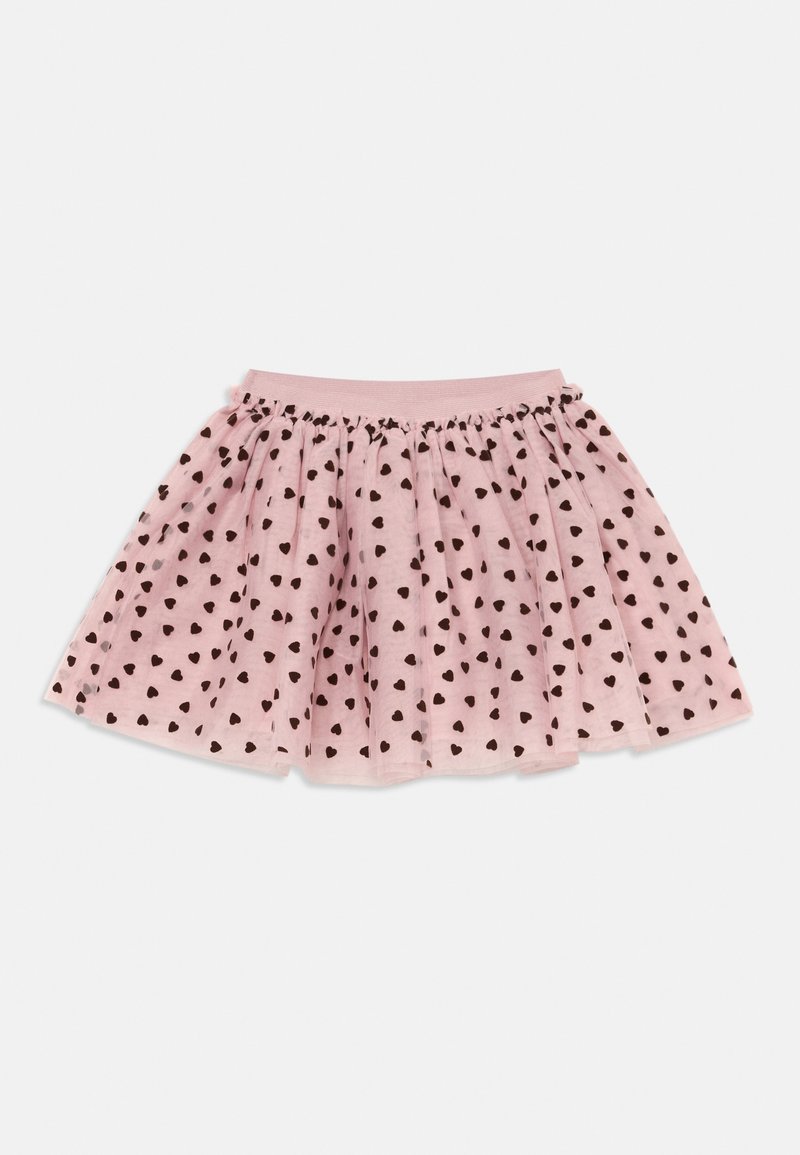 Falda de tul rosa con cintura elástica, que presenta un patrón de pequeños corazones negros distribuidos de manera uniforme por toda la tela.