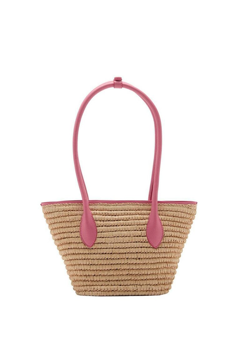 Vævet strå håndtaske med bleg rosa syntetiske læderhåndtag og detaljer, trapezformet, struktureret overflade og åben topdesign.