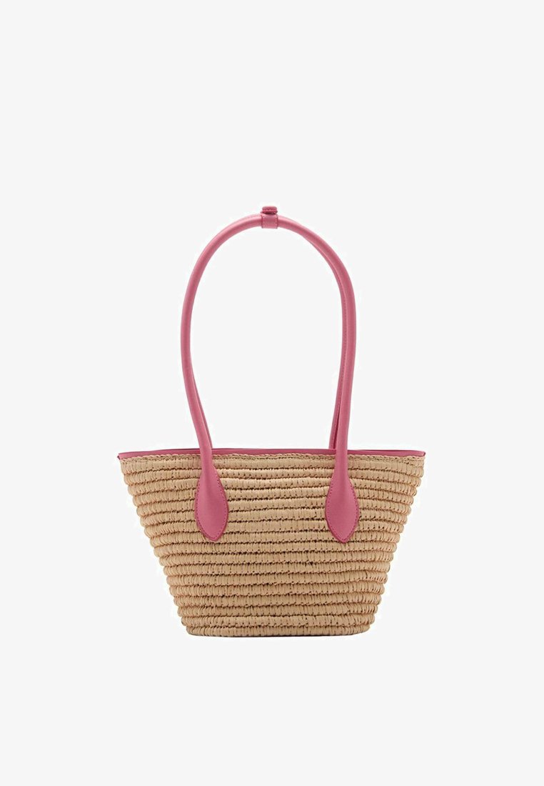 Geweven rieten handtas met lichtroze synthetische leren handvatten en accenten, trapeziumvormig, met een(textuur) oppervlak en een open ontwerp.