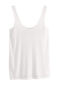 Hvid ribbet tanktop med rund halsudskæring og tynde stropper. Stoffet er blødt med lodrette linjer, der skaber et struktureret udseende.