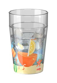 Heldere plastic beker met een kleurrijk ontwerp met onderwater-thema, met accenten van een boot, vissen, citroen en zeester. Hoogte: medium.