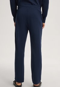 Pantaloni da lounge blu navy leggeri in tessuto morbido con vita elasticizzata e vestibilità rilassata, caratterizzati da gambe dritte e senza motivi visibili.