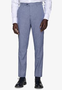 Jasnoniebieskie spodni w wzory o slim fit, z gładkim przodem, szlufkami na pasek i płaskim pasem, zestawione z wypastowanymi czarnymi butami.
