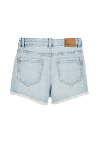 Helles blauen Jeans-Shorts mit ausgefranstem Saum, fünf Taschen und einem Lederetikett am Bund mit der Aufschrift "BLUE RIDGE."