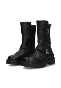 Botas de tobillo de cuero negro con acabado texturizado, correas dobles con hebillas doradas y una suela de goma negra resistente.