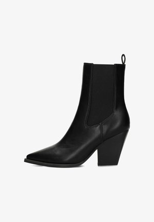 Bottes noires à cheville avec un bout pointu, dessus en cuir, panneaux latéraux élastiques et un talon épais et angulaire. Texture lisse et détails minimalistes.