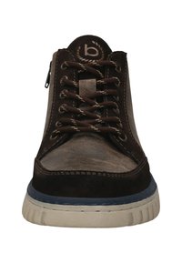 Braune Wildlederschuhe mit Beige-Sohle, dunkelblauem Mittelsohlenrand und Reißverschluss an der Seite, von vorne betrachtet.