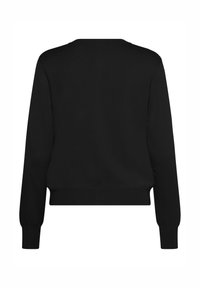 Maglione nero con una semplice trama a coste, collo a giro e maniche lunghe. Presenta un orlo corto e polsini aderenti.