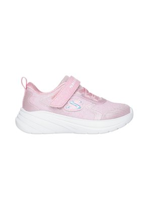 Scarpa da ginnastica rosa per bambini con tessuto glitterato, suola bianca spessa, cinturino in Velcro e lacci elastici, logo laterale visibile.