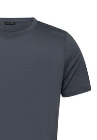 Grå kortærmet t-shirt lavet af blødt stof. Har en rund hals og en let struktureret overflade, med et mærke på den indvendige krave.