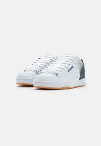 Globe TILT - Skate shoes - white/blue