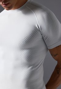 Pier One Sport SHORT SLEEVE SEAMLESS - Αθλητικό μπλουζάκι - off-white