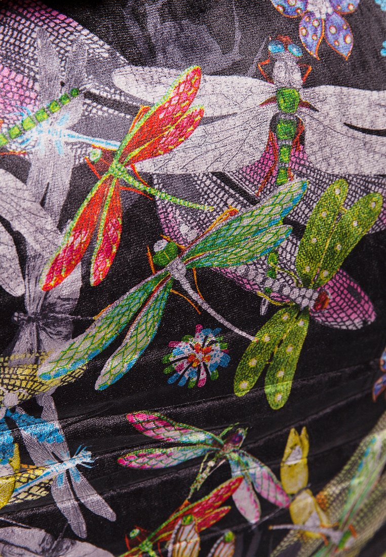 Bunte Libellen mit detaillierten Flügeln und Körpern auf einem dunklen Stoffhintergrund mit floralem und netzartigen Mustern.