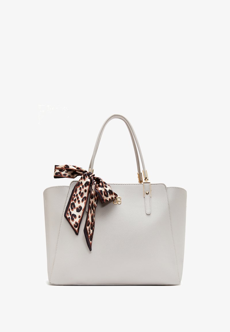 Bolso de cuero gris con forma estructurada, dos asas superiores y un pañuelo de leopardo desmontable como acento. Detalles de herrajes en tono dorado.
