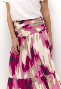 Gonna lunga con vita arricciata, caratterizzata da un motivo astratto multicolore in tonalità di rosa, beige e nero, realizzata in tessuto morbido.