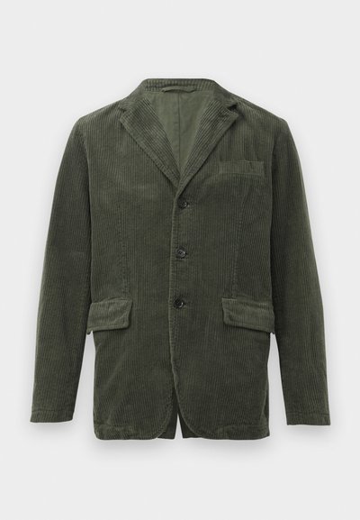 Blazer verde din catifea cu kojo, cu rever tăiat, trei nasturi și două buzunare frontale. Prezintă o textură verticală cu dungi și un buzunar singular pe piept.