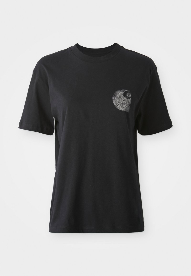 Schwarzes Baumwoll-T-Shirt mit rundem Halsausschnitt und kurzen Ärmeln, das ein strukturiertes Grafikdesign eines Spiral-Musters im Bereich der linken Brusttasche aufweist.