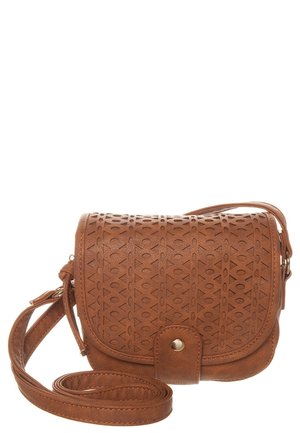 Bolso bandolera de cuero marrón con patrones geométricos cortados con láser, cierre frontal de botón automático y correa de hombro ajustable enrollada junto a él.