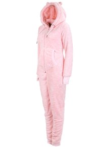 Roze fluffy onesie met een capuchon en oortjes, frontale rits en zijzakken. De boorden zijn gemaakt van een glad, effen roze materiaal.