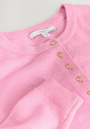 Rosa gestrickte Strickjacke mit rundem Ausschnitt, ausgestattet mit fünf herzförmigen goldenen Knöpfen und gerippten Bündchen. Weicher, strukturierter Stoff.