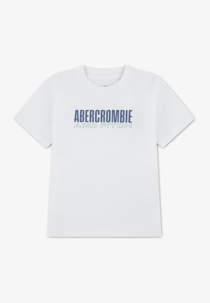 Hvit bomulls-T-skjorte med korte ermer og rund hals. Har "ABERCROMBIE AND FITCH" trykt i blått og grønt.