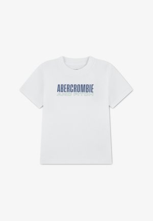 Valkoinen puuvillainen t-paidan lyhyillä hihoilla ja pyöreällä pääntiellä. Edessä "ABERCROMBIE AND FITCH" -teksti sinisenä ja vihreänä.
