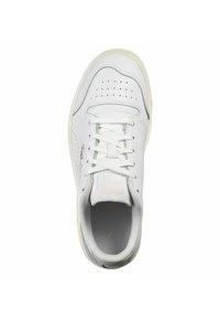 Białe buty sportowe z perforowanymi detalami, płaskimi sznurówkami i teksturowanym szarym językiem. Posiadają subtelne złote akcenty oraz kremową podeszwę.