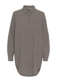 Camisa de botones de manga larga en gris claro, hecha de tela suave, con cuello puntiagudo, un bolsillo en el pecho y dobladillo redondeado.
