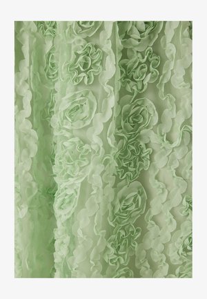 Jasnozielony materiał ozdobiony trójwymiarowymi aplikacjami róż, z miękkim, teksturowanym wykończeniem i warstwowymi falbanami.