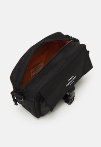 Mads Nørgaard TIAN FAE BAG UNISEX - Mala a tiracolo - black