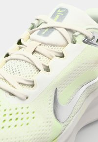 Nike Performance AIR WINFLO 11 - Scarpe da corsa su strada - sail/metallic silver/barely volt/volt/summit white/college grey