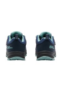 Scarpe da trekking navy con dettagli teal, tomaia in mesh testurizzato, suola nera e maniglie di trazione. Presentano il logo Jack Wolfskin sul tallone.