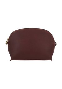 Ruskea nahkapussi, jossa on pyöreä yläpää, kultaketjun yksityiskohta ja vaaleanruskea ommel reunoilla. Liukas pinta. Kompakti muotoilu.