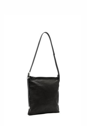 Sort tekstureret læder crossbody taske med justerbar rem og sølv spænde, firkantet form med diskret præget logo nær bunden.