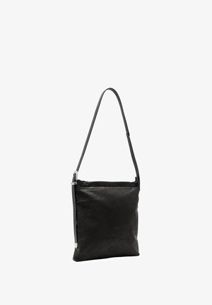 Sort tekstureret læder crossbody taske med justerbar rem og sølv spænde, firkantet form med diskret præget logo nær bunden.