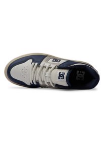 DC-Schuhe mit einem navyblauen und weißen Design, Obermaterial aus synthetischem Leder, perforierter Zehenbereich und strukturierten Schnürsenkeln. Gummisohle für besseren Halt.