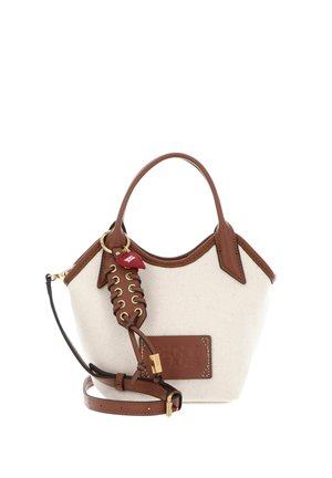 Petit sac à main en tissu beige avec poignées en cuir marron, accents et bandoulière réglable, avec une étiquette en cuir lacée et une quincaillerie dorée.
