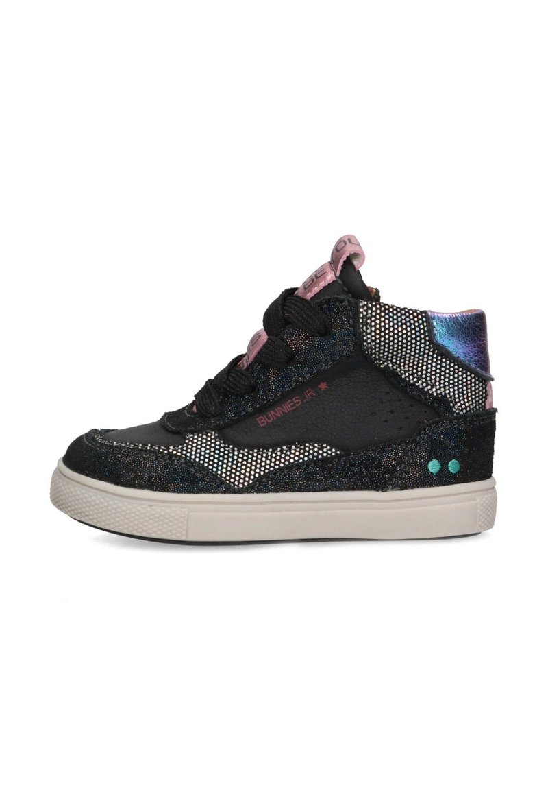 Sneaker alte nere e iridescenti con superficie testurizzata, dettagli rosa e suola in gomma bianca. Presente stringhe e logo.