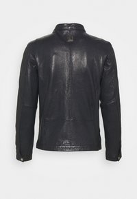 Svart läderjacka med en slät yta, med ståkrage, långa ärmar och synlig sömnadsdetalj längs sömmarna.