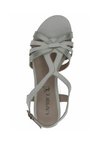 Světle šedé sandály se zkříženými pásky, hladkým matným povrchem, stříbrnými akcenty a nastavitelným páskem kolem kotníku. Dokončeno s kulatou špičkou.