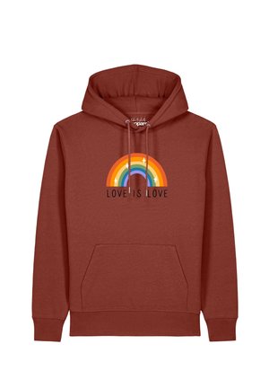 Roestkleurige hoodie met een meerkleurige regenboog en de tekst "LOVE IS LOVE" gedrukt op het midden van de voorkant.