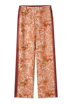 Pantaloni a gamba larga con motivo floreale arancione e paisley su beige, con strisce laterali a motivo rosso scuro e chiusura frontale con bottoni.